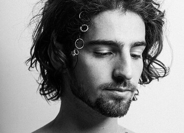 Українська знаменитість знайшла себе на рекламі надгробних пам'ятників: схоже, це пік популярності