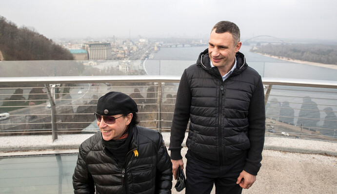 Солист группы Scorpions прогулялся по Киеву и спел свой знаменитый хит прямо на улице: видео