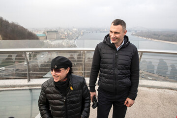 Соліст гурту Scorpions прогулявся Києвом і заспівав свій знаменитий хіт прямо на вулиці: відео