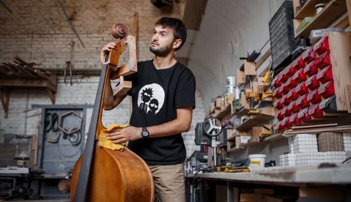 Українець створює музичні інструменти зі сміття, зібраного на звалищах: фото