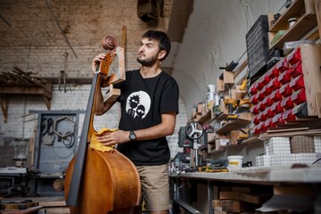 Українець створює музичні інструменти зі сміття, зібраного на звалищах: фото