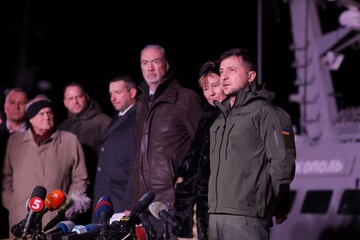 НП з літаком і виклик "швидкої": як Зеленський зустрічав українські кораблі в Очакові