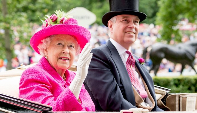 Королева Елизавета II отстранила сына от работы после скандального интервью