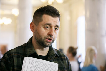 Жорстке покарання за "дерибан" і пляшка для "Джокера": про що заявив Арахамія на брифінгу