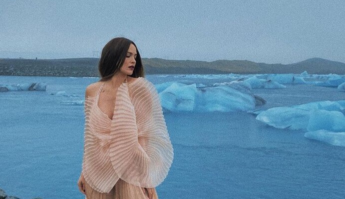 Даша Астафьева в прозрачном платье устроила смелую фотосессию на леднике