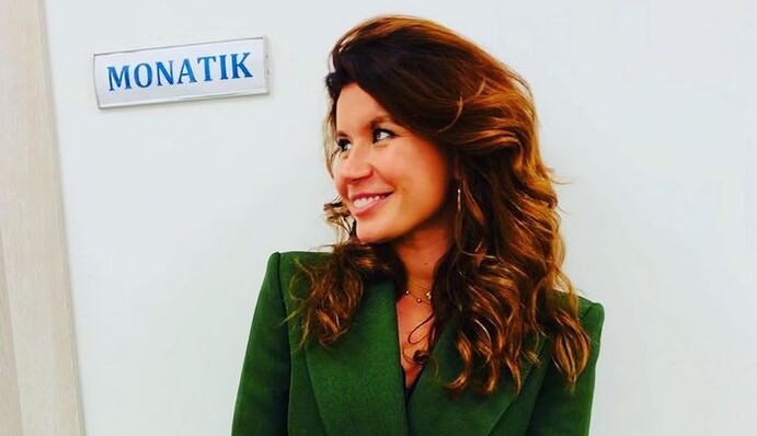 Дружина MONATIK'а показала спокусливі форми в купальнику: фото