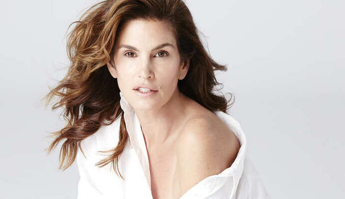 Сінді Кроуфорд порадувала фанів архівним фото, на якому оголила груди