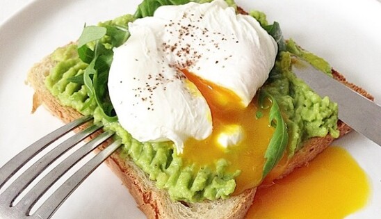 Легкий і ситний сніданок за 15 хвилин: 3 корисних рецепти для робочого дня