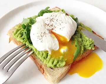 Легкий і ситний сніданок за 15 хвилин: 3 корисних рецепти для робочого дня