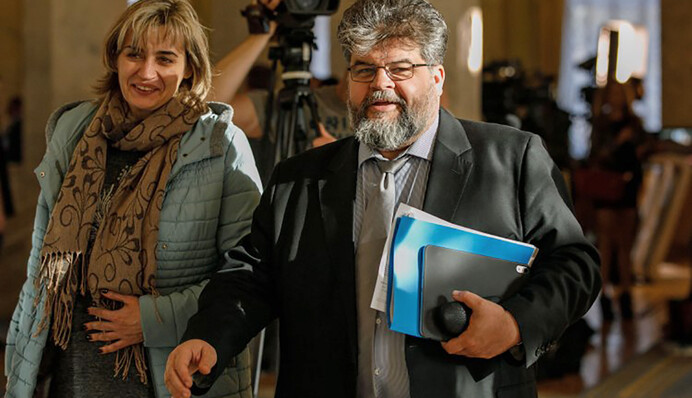 С вещами на выход: кто займет место скандального 