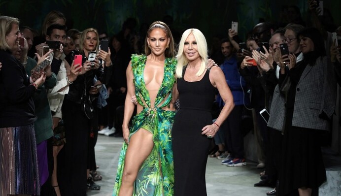 Версаче судится с магазином подделок из-за культового платья Дженнифер Лопес