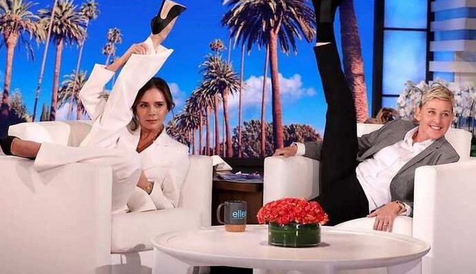 Виктория Бекхэм в эфире популярного шоу повторила свой знаменитый трюк с ногой: видео