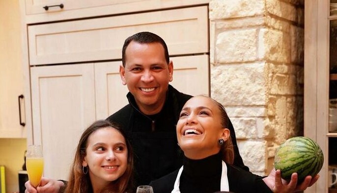 Дженнифер Лопес поделилась теплыми семейными фото с празднования Дня благодарения