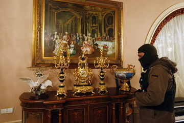 Переписати на маму не вийде: як в Україні будуть боротися з чиновниками на золотих Porsche