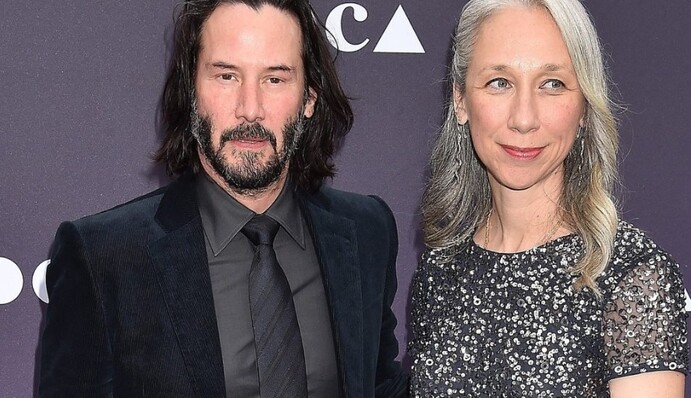 Подруга Кіану Рівза Олександра Грант пояснила, чому не фарбує сиве волосся