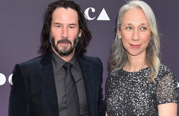 Подруга Кіану Рівза Олександра Грант пояснила, чому не фарбує сиве волосся