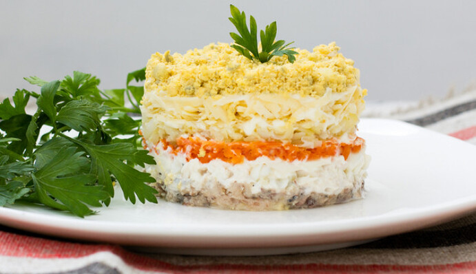 Готуємо вдома класичний салат мімоза із сардиною: детальний рецепт і поради приготування