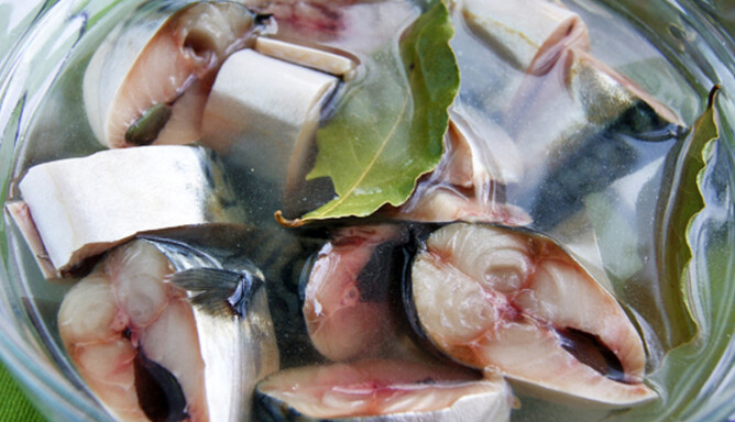 Як замаринувати скумбрію до столу на свята: простий рецепт і поради