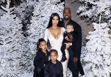 Біла ялинка і плюшевий сніг: Кім Кардаш'ян показала дивний різдвяний декор