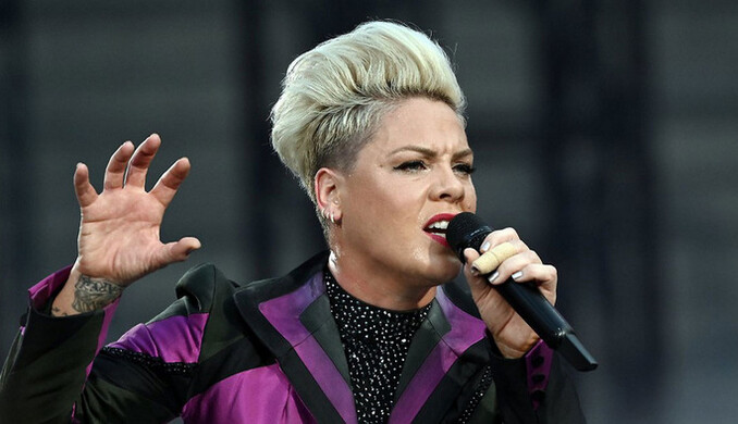 Співачка Pink вирішила позбутися волосся: фото нового образу