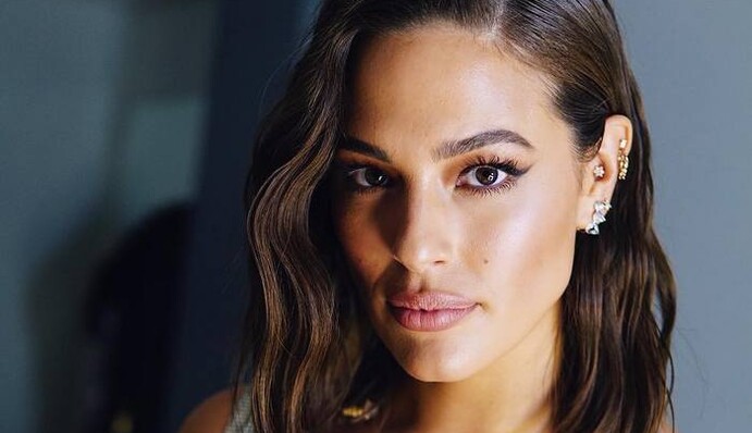 Беременная Эшли Грэм появилась на страницах именитого глянца без белья: фото