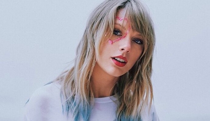 Тейлор Свифт выпустила рождественский клип с кадрами из семейного архива: видео