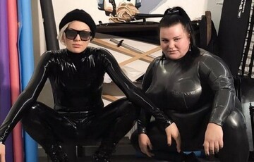 MARUV нарядила репершу Alyona Аlyona в латекс для спільного фото