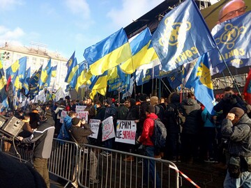 Багато прапорів і ультиматуми: як пройшов мітинг на Майдані напередодні саміту в Парижі, фото і відео
