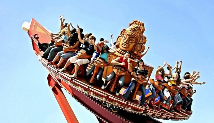 У Таїланді атракціон, який вийшов з ладу, вирішив позбутися від відвідувачів: відео не для людей зі слабкими нервами