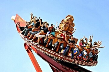 У Таїланді атракціон, який вийшов з ладу, вирішив позбутися від відвідувачів: відео не для людей зі слабкими нервами