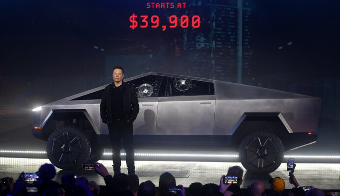 Илон Маск прокатил на своем пикапе знаменитостей - новый Cybertruck заметили на улицах Лос-Анджелеса