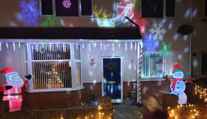 Мужчина украсил дом к Рождеству, но соседи обвинили его в безвкусице - он ответил троллингом покрасивее
