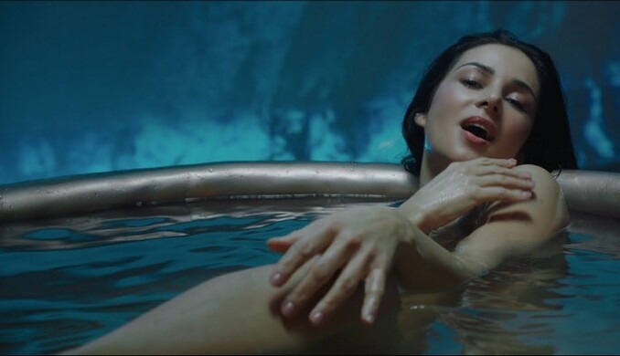 Злата Огневич выпустила откровенный клип на знаменитую украинскую песню: некоторые кадры будоражат воображение