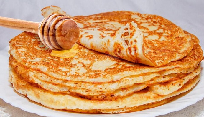 Ніжні млинці на кефірі на 20 хвилин: незамінний рецепт на сніданок