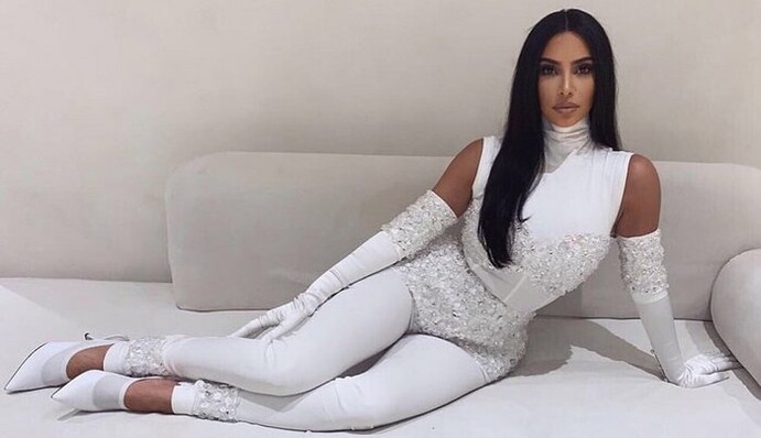 Полная идиллия: Ким Кардашьян поделилась с фанами рождественской открыткой своей семьи