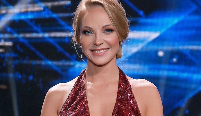 Ведущая Х-фактора неожиданно запела в прямом эфире шоу: видео