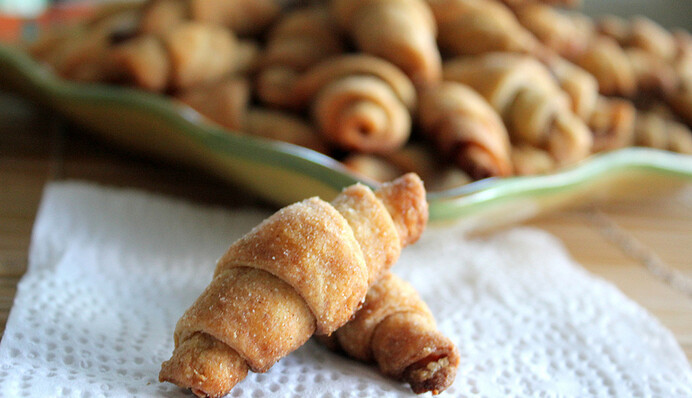 Готовим дома воздушные рогалики с повидлом: простой рецепт и советы