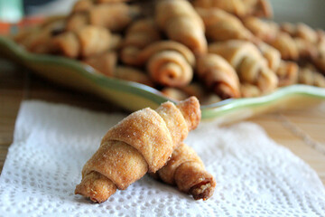 Готовим дома повітряні рогалики з повидлом: простий рецепт і поради