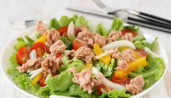 Смачний низькокалорійний салат з тунцем на вечерю: простий рецепт з фото