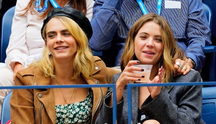 Кара Делевінь романтично привітала дівчину з днем народження серією приватних фото