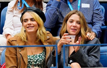 Кара Делевінь романтично привітала дівчину з днем народження серією приватних фото