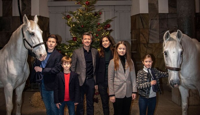 Королівські сім'ї з усього світу поділилися святковими листівками