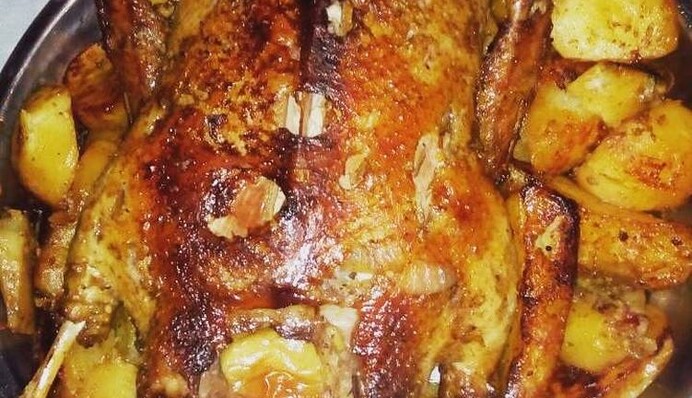 Як запекти качку з яблуками в часнику - простий рецепт до новорічного столу