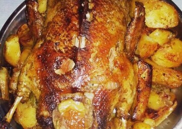 Як запекти качку з яблуками в часнику - простий рецепт до новорічного столу