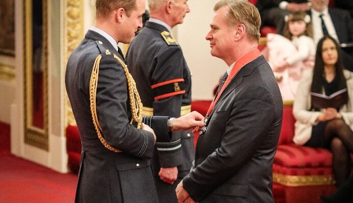 Режиссер Кристофер Нолан получил рыцарский Орден Британской империи за заслуги в кино: фото