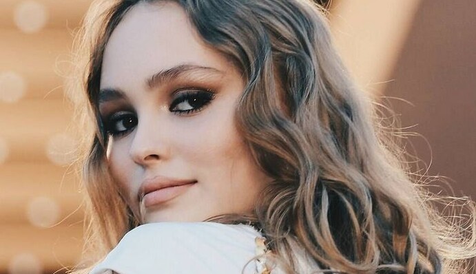 Дочка Джонні Деппа прикрасила обкладинку різдвяного номера іменитого журналу: фото