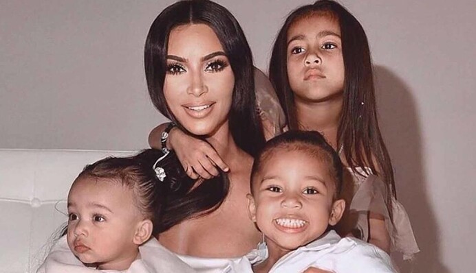 Без фотошопа не обошлось: Ким Кардашьян раскрыла секрет идеальных семейных фото в Instagram