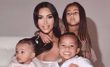 Без фотошопа не обошлось: Ким Кардашьян раскрыла секрет идеальных семейных фото в Instagram