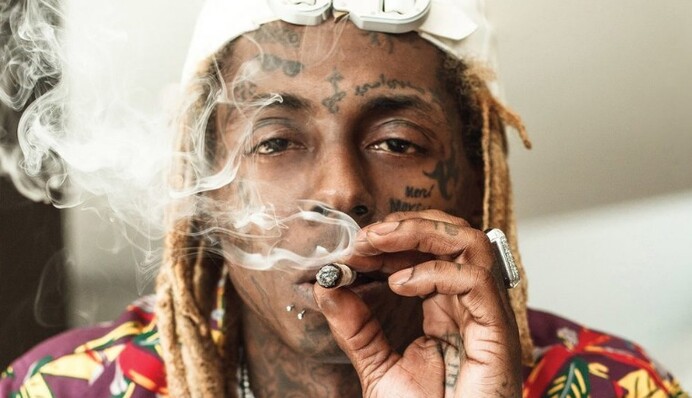 У приватному літаку відомого репера знайшли зброю і наркотики