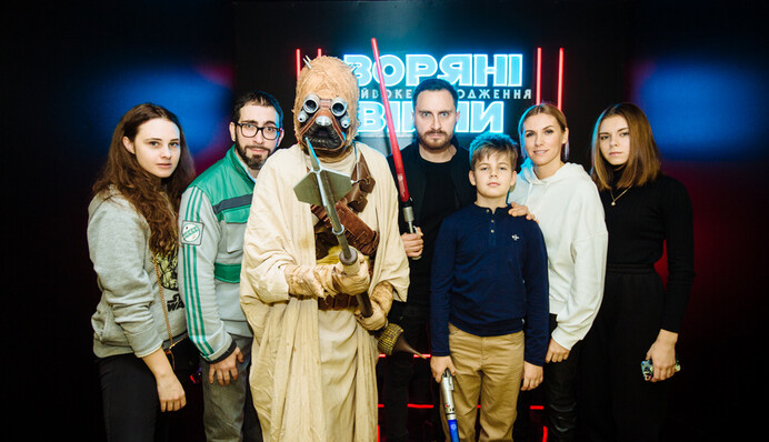 Косплееры и звездные гости посетили премьеру саги 